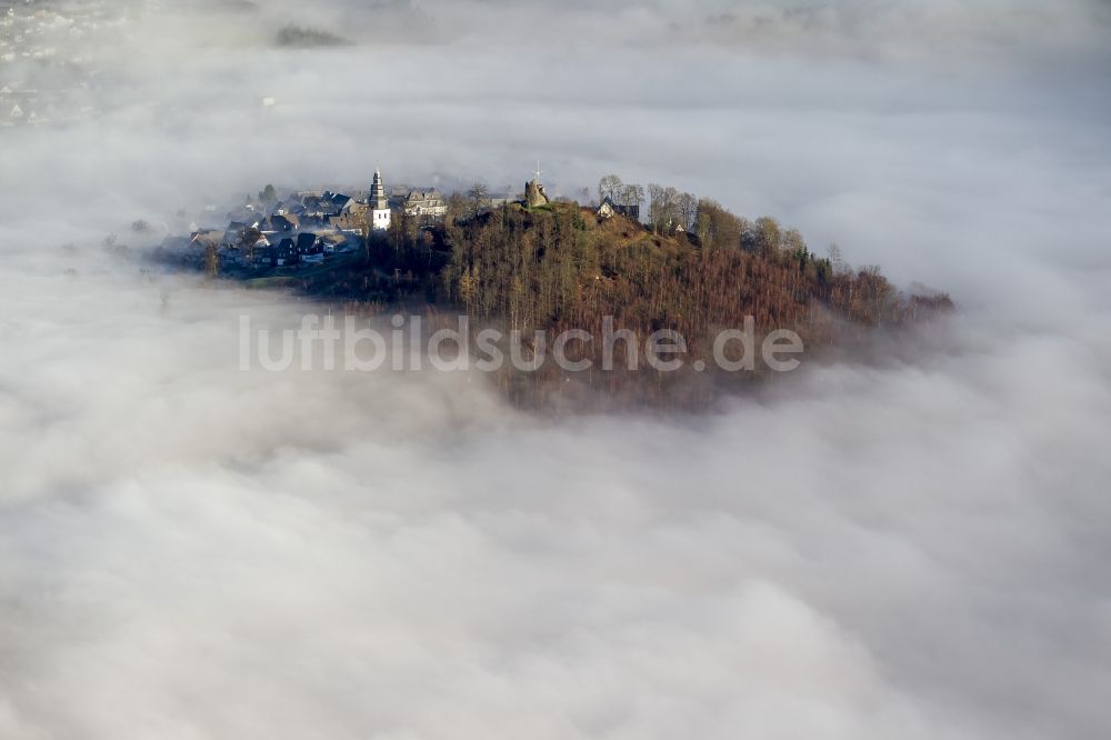 Luftaufnahme Meschede OT Bergstadt Eversberg - Herbst - Wetter Landschaft über den von Wolken und Hochnebel umschlossenen Ortsteil Eversberg in Meschede im Bundesland Nordrhein-Westfalen