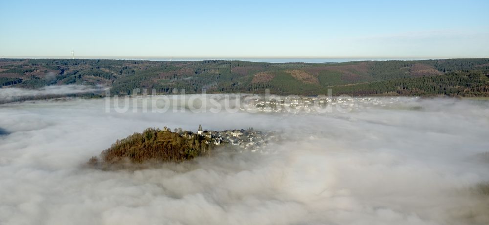 Meschede OT Bergstadt Eversberg von oben - Herbst - Wetter Landschaft über den von Wolken und Hochnebel umschlossenen Ortsteil Eversberg in Meschede im Bundesland Nordrhein-Westfalen