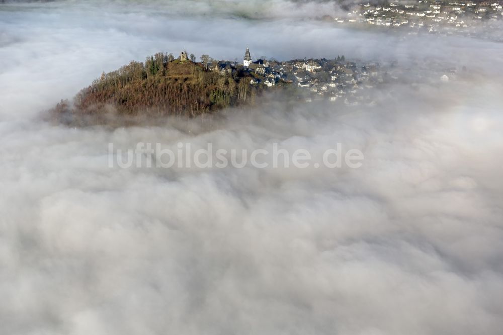 Meschede OT Bergstadt Eversberg aus der Vogelperspektive: Herbst - Wetter Landschaft über den von Wolken und Hochnebel umschlossenen Ortsteil Eversberg in Meschede im Bundesland Nordrhein-Westfalen