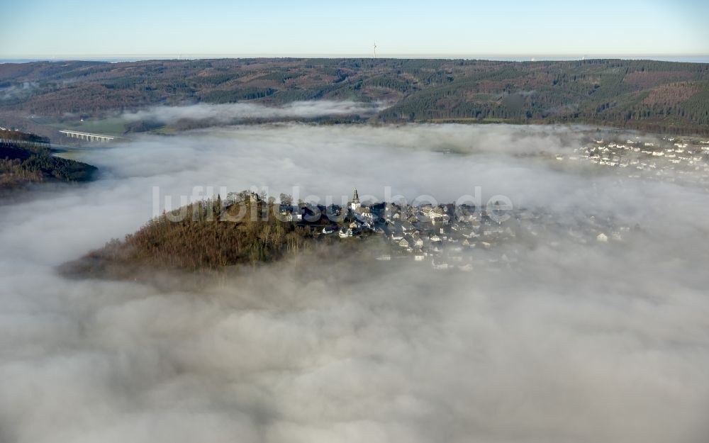 Luftbild Meschede OT Bergstadt Eversberg - Herbst - Wetter Landschaft über den von Wolken und Hochnebel umschlossenen Ortsteil Eversberg in Meschede im Bundesland Nordrhein-Westfalen