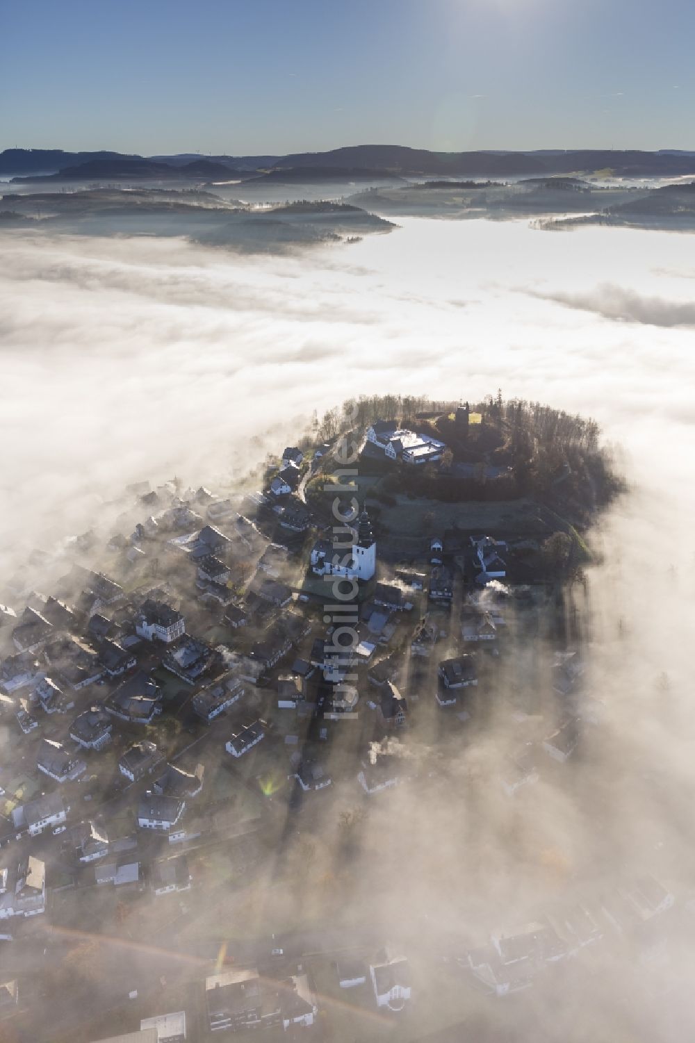 Luftaufnahme Meschede OT Bergstadt Eversberg - Herbst - Wetter Landschaft über den von Wolken und Hochnebel umschlossenen Ortsteil Eversberg in Meschede im Bundesland Nordrhein-Westfalen