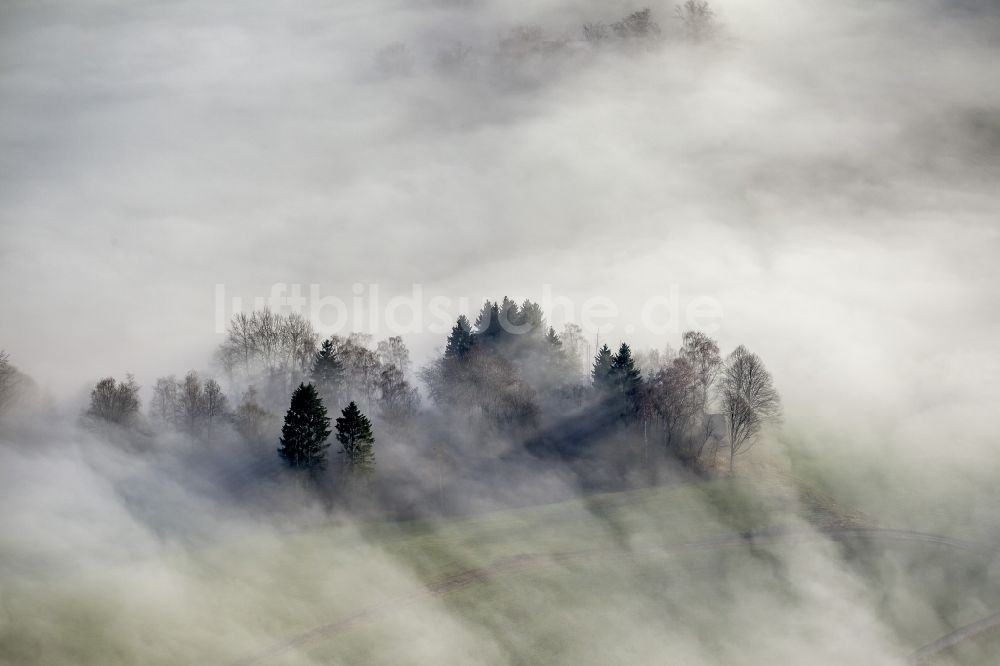 Meschede OT Bergstadt Eversberg von oben - Herbst - Wetter Landschaft über den von Wolken und Hochnebel umschlossenen Ortsteil Eversberg in Meschede im Bundesland Nordrhein-Westfalen