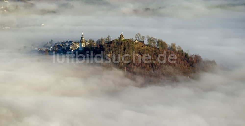 Meschede OT Bergstadt Eversberg aus der Vogelperspektive: Herbst - Wetter Landschaft über den von Wolken und Hochnebel umschlossenen Ortsteil Eversberg in Meschede im Bundesland Nordrhein-Westfalen