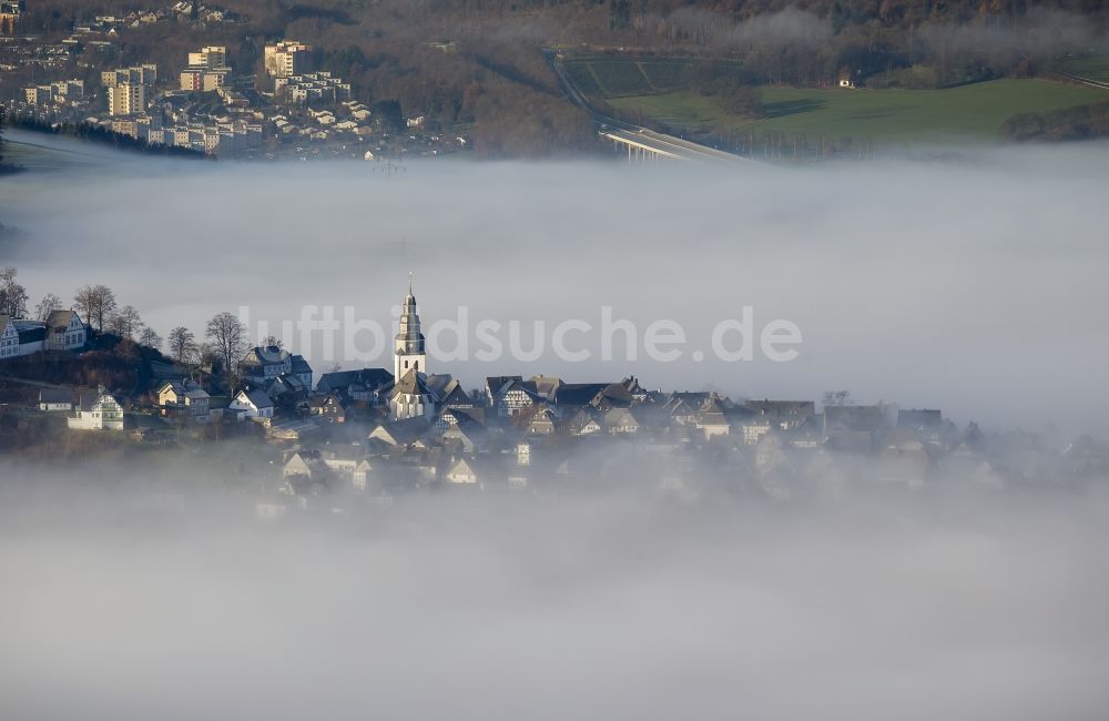 Luftbild Meschede OT Bergstadt Eversberg - Herbst - Wetter Landschaft über den von Wolken und Hochnebel umschlossenen Ortsteil Eversberg in Meschede im Bundesland Nordrhein-Westfalen