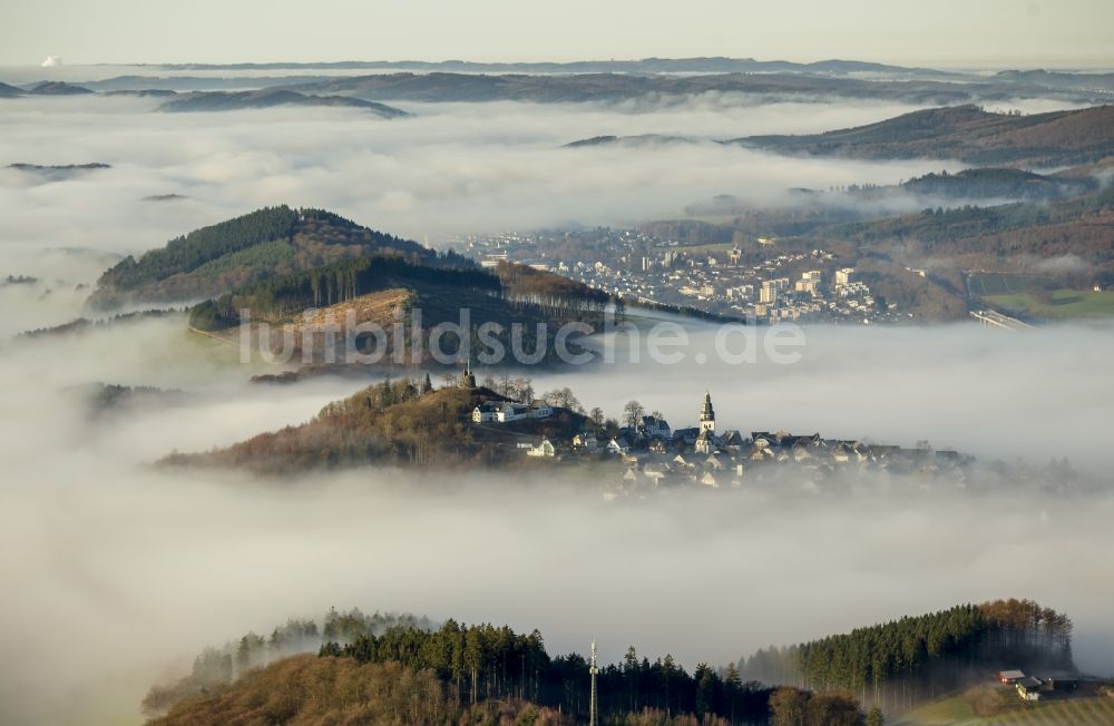 Luftaufnahme Meschede OT Bergstadt Eversberg - Herbst - Wetter Landschaft über den von Wolken und Hochnebel umschlossenen Ortsteil Eversberg in Meschede im Bundesland Nordrhein-Westfalen