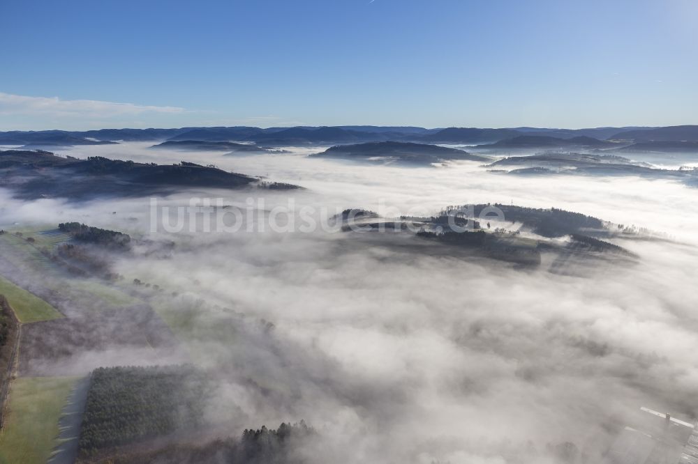 Luftbild Meschede OT Bergstadt Eversberg - Herbst - Wetter Landschaft über den von Wolken und Hochnebel umschlossenen Ortsteil Eversberg in Meschede im Bundesland Nordrhein-Westfalen