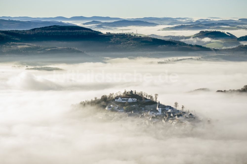 Meschede OT Bergstadt Eversberg von oben - Herbst - Wetter Landschaft über den von Wolken und Hochnebel umschlossenen Ortsteil Eversberg in Meschede im Bundesland Nordrhein-Westfalen