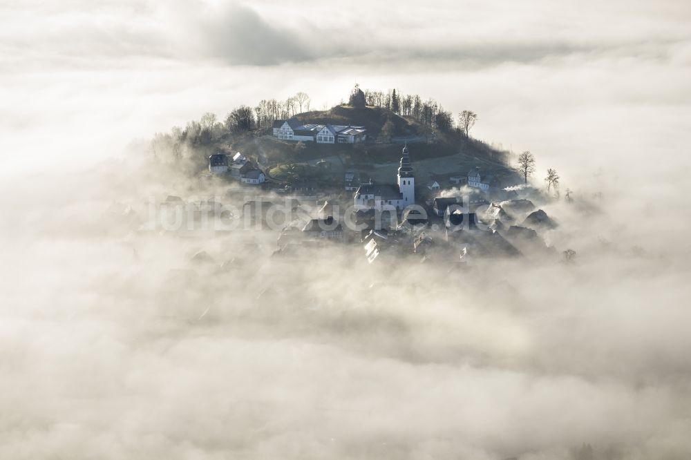 Meschede OT Bergstadt Eversberg aus der Vogelperspektive: Herbst - Wetter Landschaft über den von Wolken und Hochnebel umschlossenen Ortsteil Eversberg in Meschede im Bundesland Nordrhein-Westfalen