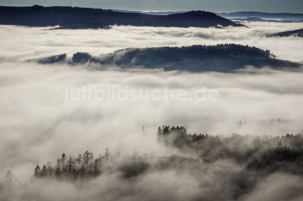 Meschede aus der Vogelperspektive: Herbst - Wetter Landschaft über den von Wolken und Hochnebel umschlossenen Tälern und Waldflächen bei Meschede im Bundesland Nordrhein-Westfalen