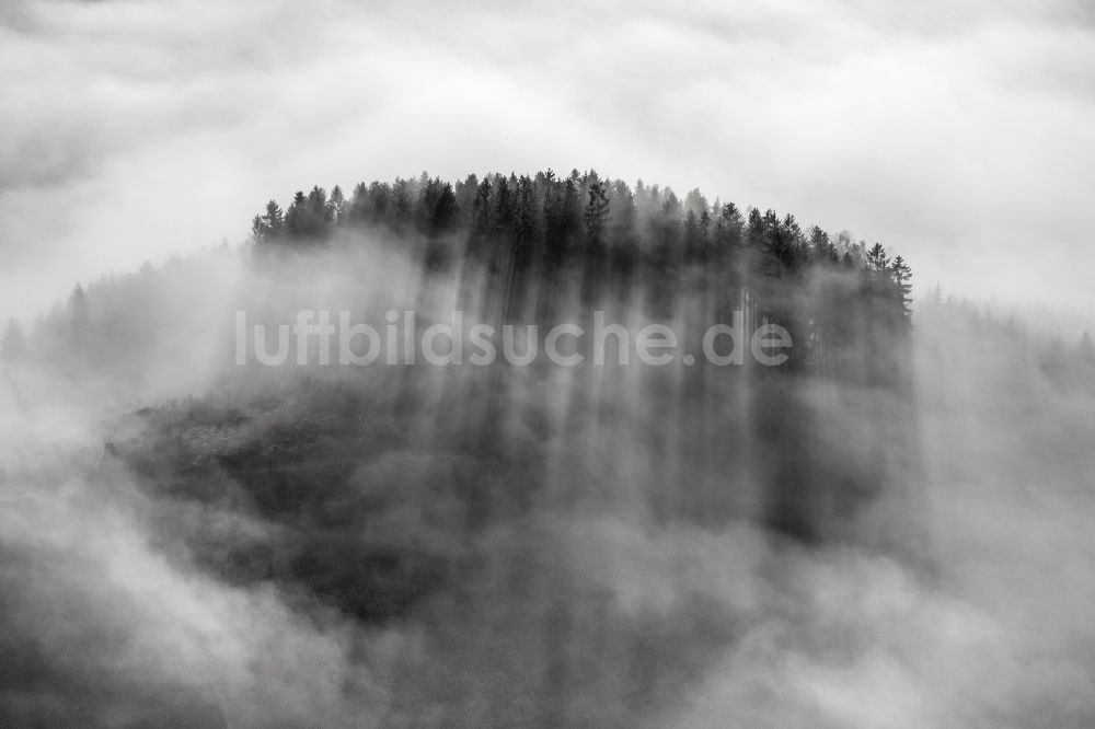 Meschede aus der Vogelperspektive: Herbst - Wetter Landschaft über den von Wolken und Hochnebel umschlossenen Tälern und Waldflächen bei Meschede im Bundesland Nordrhein-Westfalen