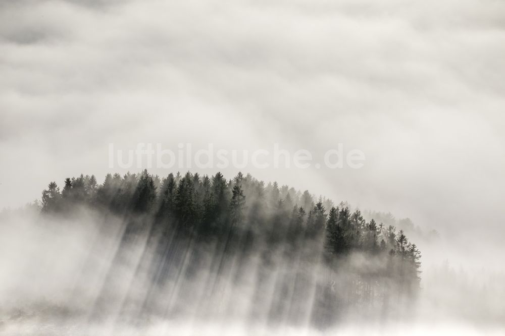 Luftbild Meschede - Herbst - Wetter Landschaft über den von Wolken und Hochnebel umschlossenen Tälern und Waldflächen bei Meschede im Bundesland Nordrhein-Westfalen