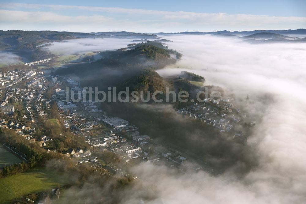 Luftaufnahme Meschede - Herbst - Wetter Landschaft über den von Wolken und Hochnebel umschlossenen Tälern und Waldflächen bei Meschede im Bundesland Nordrhein-Westfalen