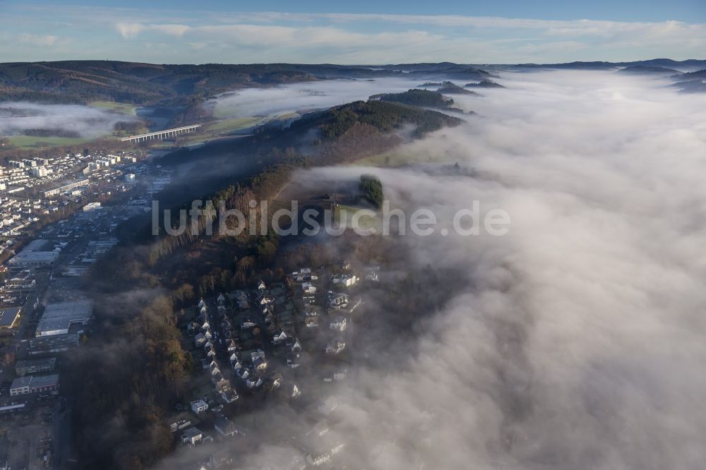 Meschede aus der Vogelperspektive: Herbst - Wetter Landschaft über den von Wolken und Hochnebel umschlossenen Tälern und Waldflächen bei Meschede im Bundesland Nordrhein-Westfalen