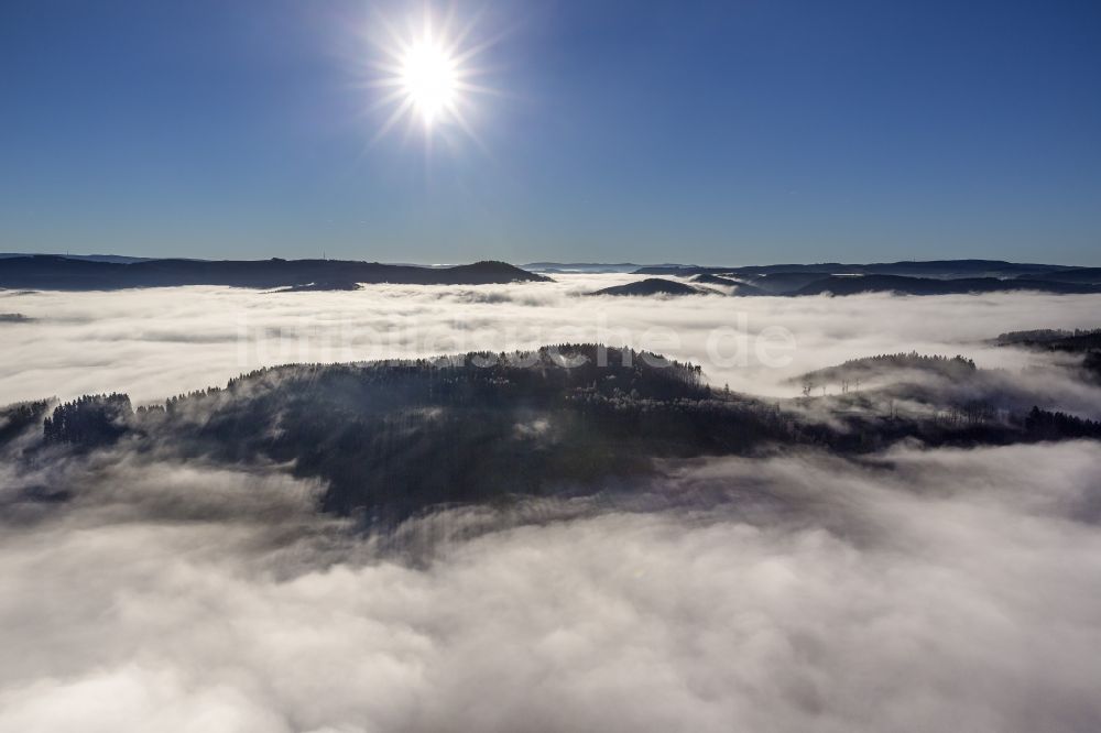 Luftbild Meschede - Herbst - Wetter Landschaft am Horizont über den von Wolken und Hochnebel umschlossenen Tälern und Waldflächen bei Meschede im Bundesland Nordrhein-Westfalen