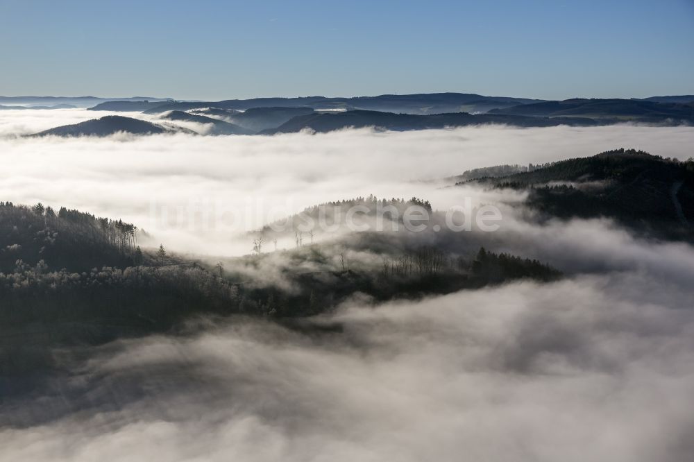 Luftaufnahme Meschede - Herbst - Wetter Landschaft am Horizont über den von Wolken und Hochnebel umschlossenen Tälern und Waldflächen bei Meschede im Bundesland Nordrhein-Westfalen