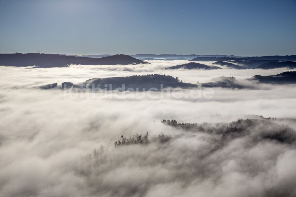 Luftaufnahme Meschede - Herbst - Wetter Landschaft am Horizont über den von Wolken und Hochnebel umschlossenen Tälern und Waldflächen bei Meschede im Bundesland Nordrhein-Westfalen