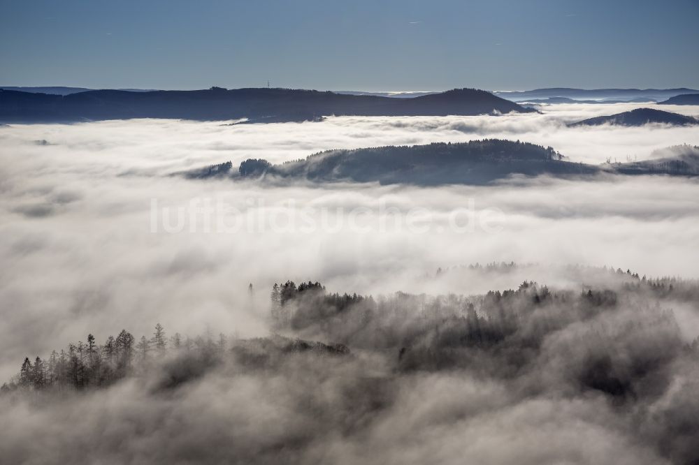 Meschede von oben - Herbst - Wetter Landschaft am Horizont über den von Wolken und Hochnebel umschlossenen Tälern und Waldflächen bei Meschede im Bundesland Nordrhein-Westfalen