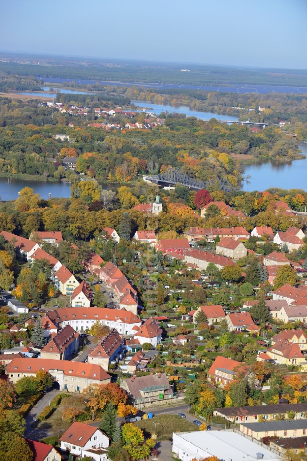 Luftaufnahme Brandenburg Havel - Herbstansicht des Ortsteils Kirchmöser mit umliegenden Seen in Brandenburg an der Havel im Bundesland Brandenburg 