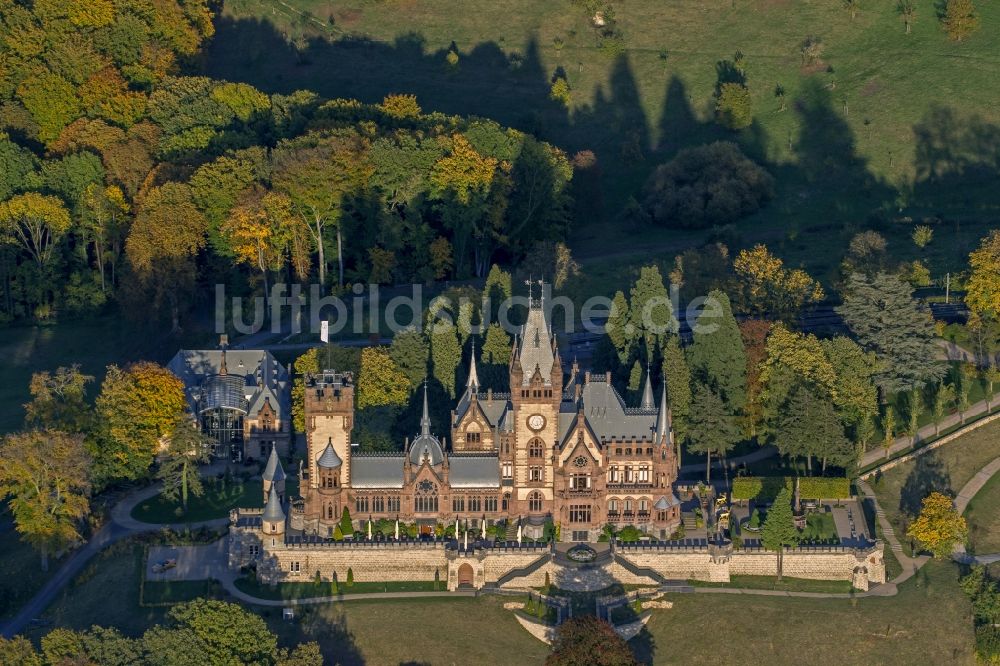 Luftaufnahme Königswinter - Herbstansicht von Schloss Drachenburg am Rhein in Königswinter im Bundesland Nordrhein-Westfalen