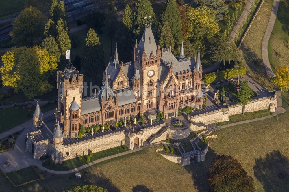 Königswinter aus der Vogelperspektive: Herbstansicht von Schloss Drachenburg am Rhein in Königswinter im Bundesland Nordrhein-Westfalen