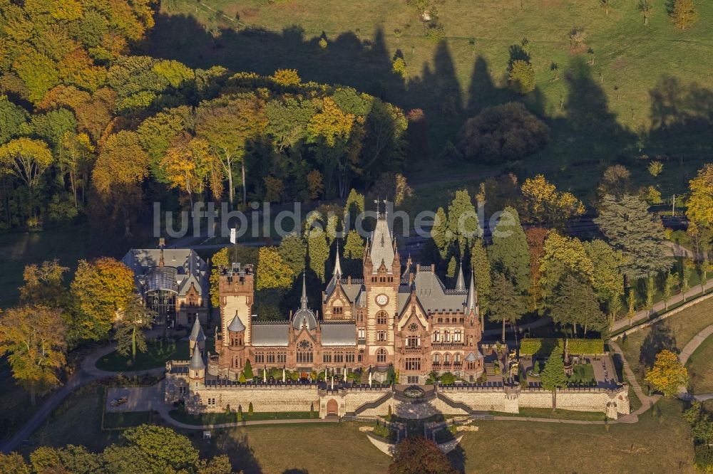 Luftbild Königswinter - Herbstansicht von Schloss Drachenburg am Rhein in Königswinter im Bundesland Nordrhein-Westfalen