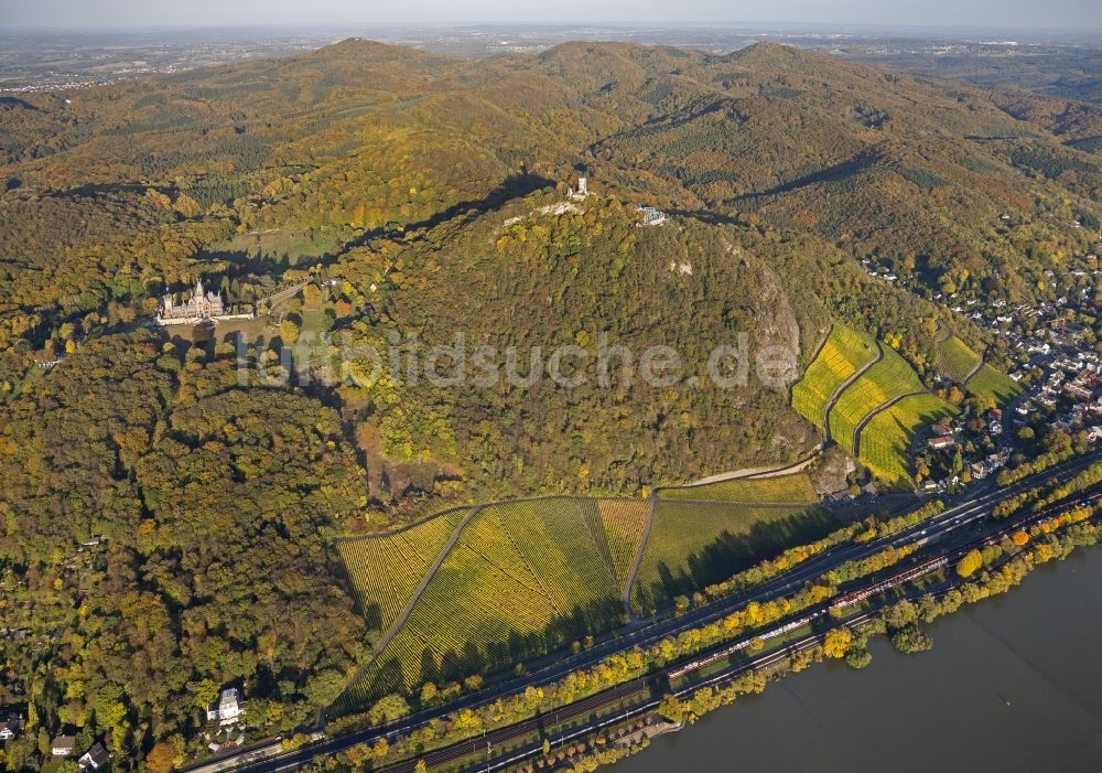 Luftaufnahme Königswinter - Herbstansicht von Schloss Drachenburg am Rhein in Königswinter im Bundesland Nordrhein-Westfalen