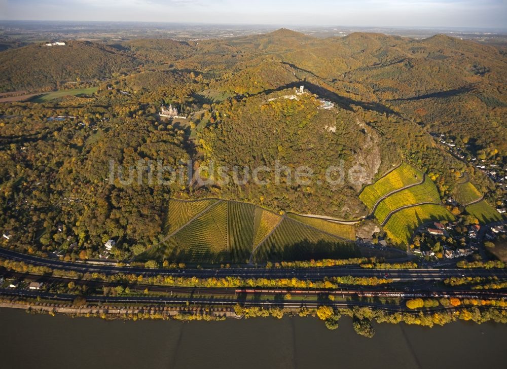 Königswinter von oben - Herbstansicht von Schloss Drachenburg am Rhein in Königswinter im Bundesland Nordrhein-Westfalen