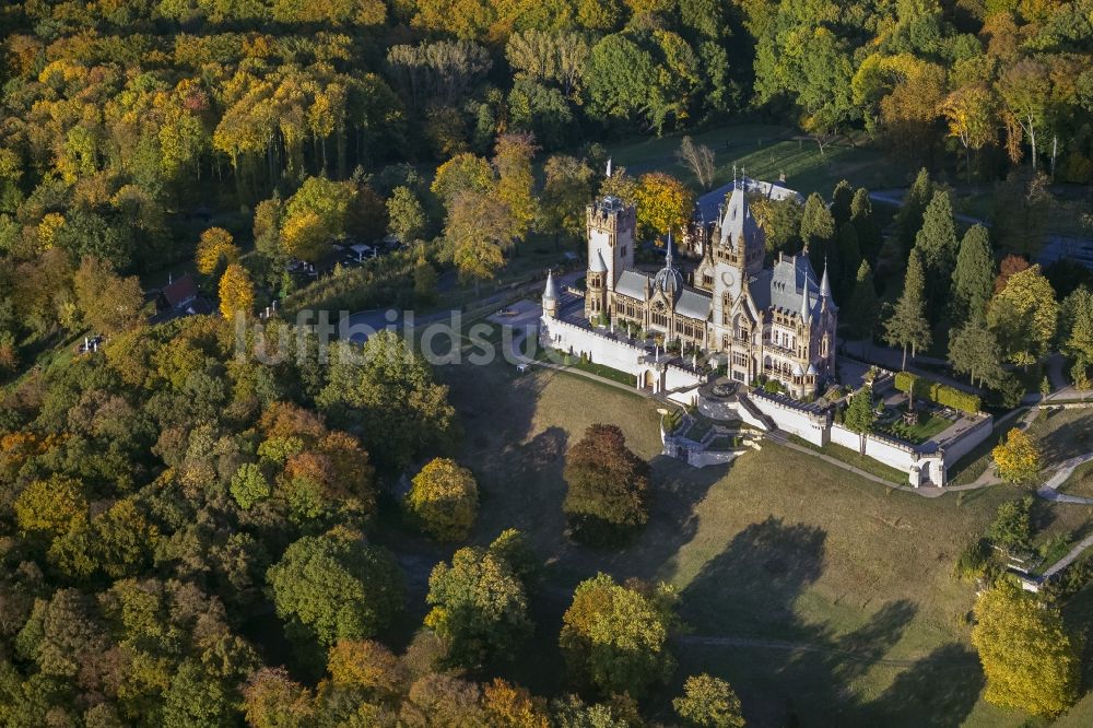 Königswinter aus der Vogelperspektive: Herbstansicht von Schloss Drachenburg am Rhein in Königswinter im Bundesland Nordrhein-Westfalen