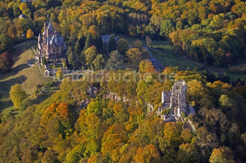 Königswinter von oben - Herbstansicht von Schloss Drachenburg am Rhein in Königswinter im Bundesland Nordrhein-Westfalen