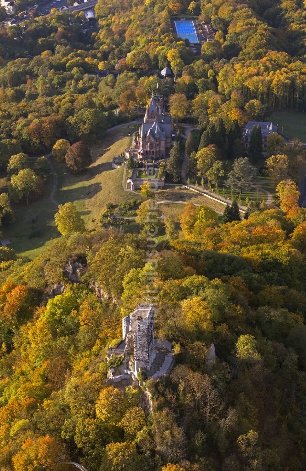 Königswinter aus der Vogelperspektive: Herbstansicht von Schloss Drachenburg am Rhein in Königswinter im Bundesland Nordrhein-Westfalen