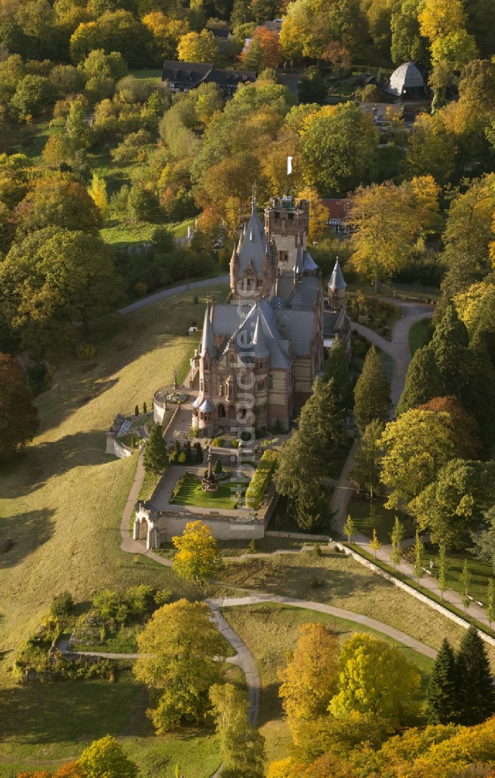 Luftbild Königswinter - Herbstansicht von Schloss Drachenburg am Rhein in Königswinter im Bundesland Nordrhein-Westfalen