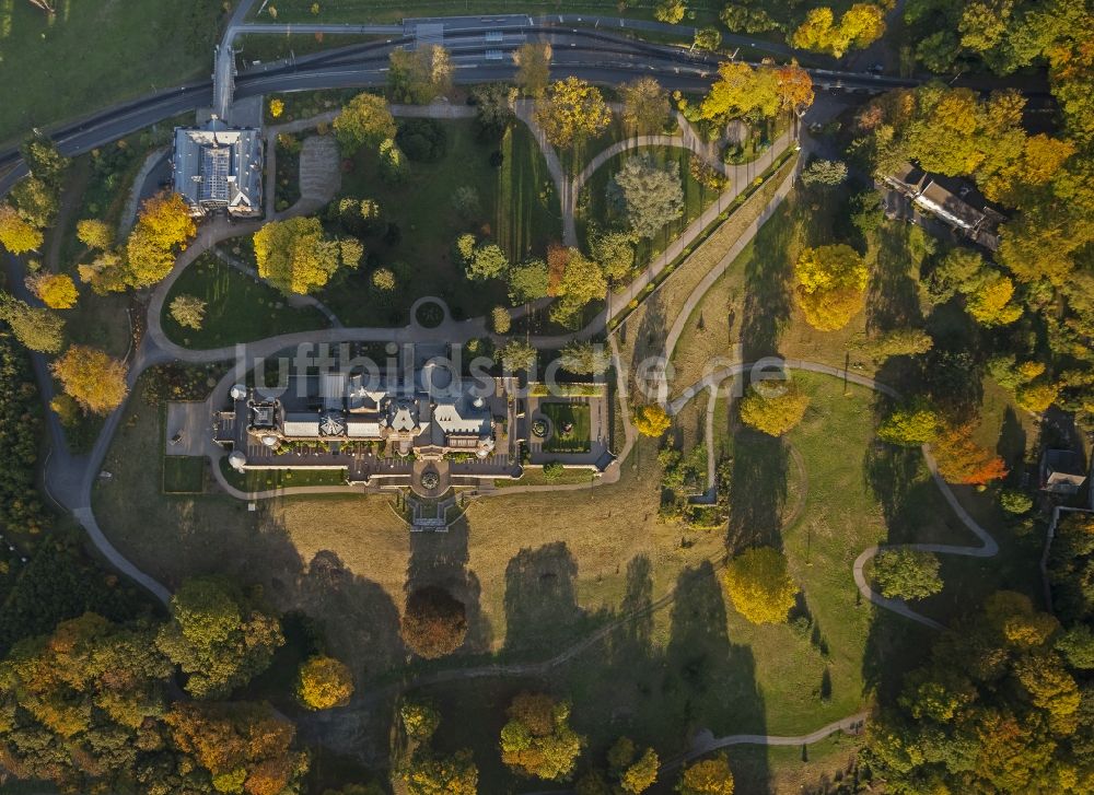 Königswinter von oben - Herbstansicht von Schloss Drachenburg am Rhein in Königswinter im Bundesland Nordrhein-Westfalen