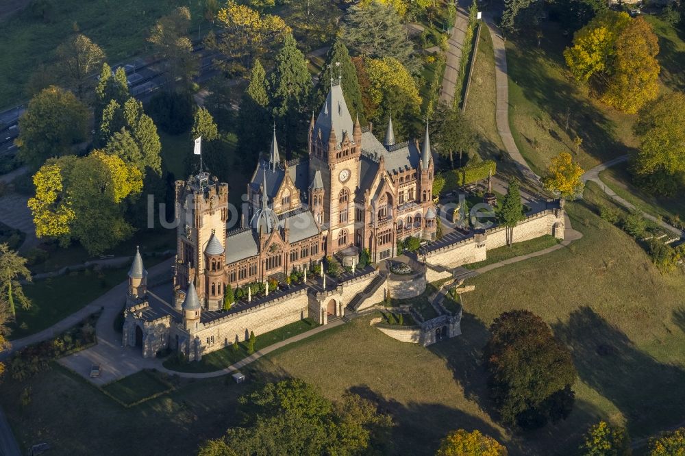 Königswinter aus der Vogelperspektive: Herbstansicht von Schloss Drachenburg am Rhein in Königswinter im Bundesland Nordrhein-Westfalen