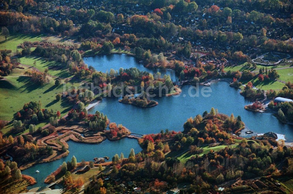 Berlin Britz von oben - Herbstlandschaft im Erholungspark Britzer Garten in Berlin