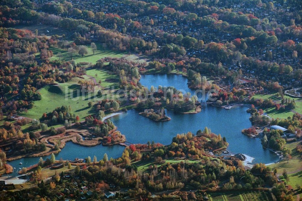 Berlin Britz aus der Vogelperspektive: Herbstlandschaft im Erholungspark Britzer Garten in Berlin