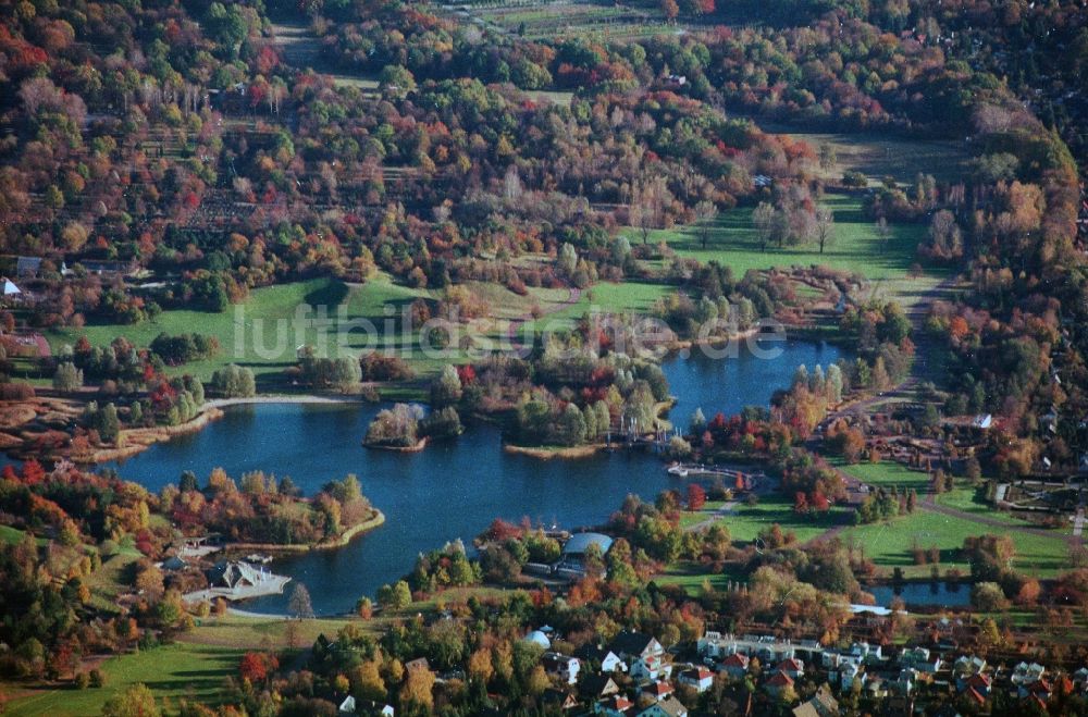 Luftbild Berlin Britz - Herbstlandschaft im Erholungspark Britzer Garten in Berlin