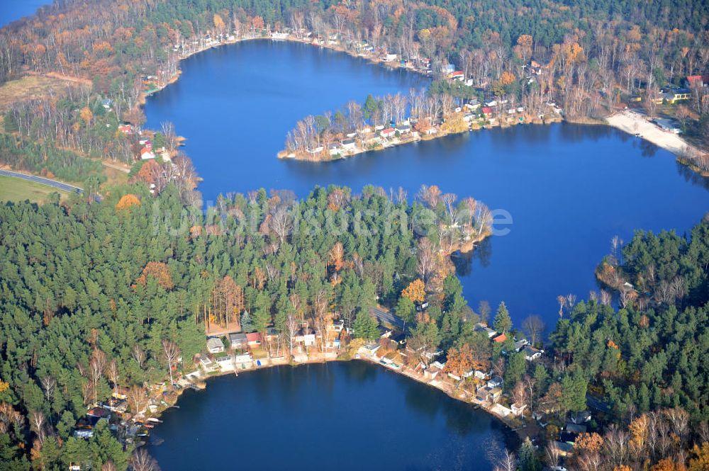 Luftbild Schönborn OT Lindena - Herbstlandschaft mit See bei Lindena