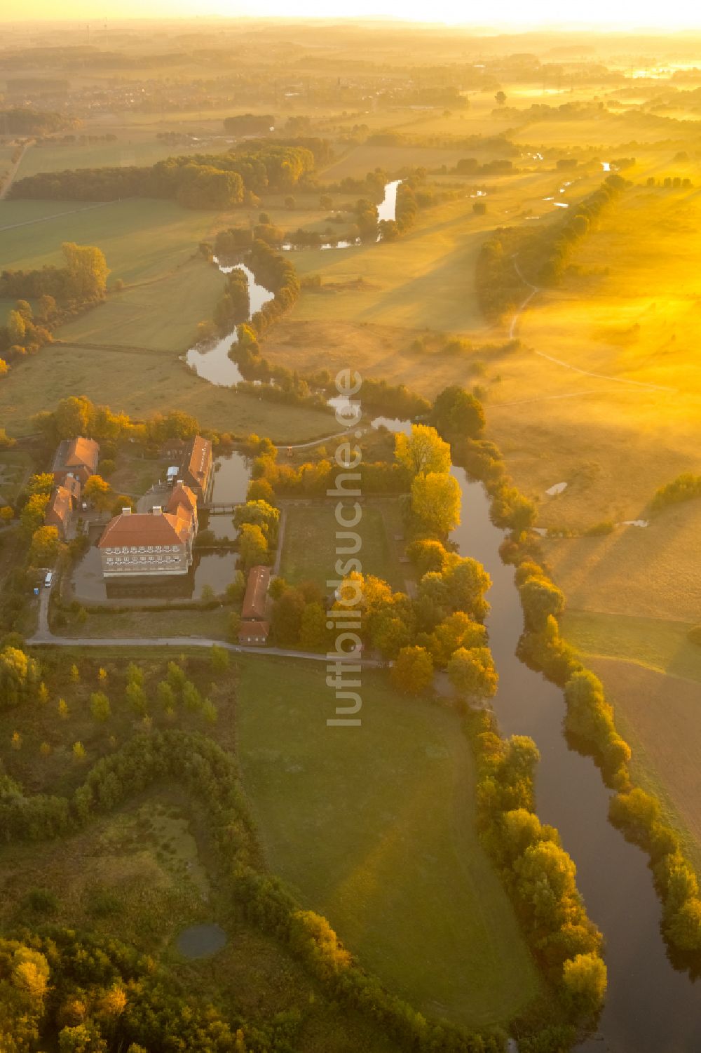 Hamm von oben - Herbstlandschaft Wassergraben mit Wasserschloß Schloss Oberwerries in Hamm im Bundesland Nordrhein-Westfalen, Deutschland