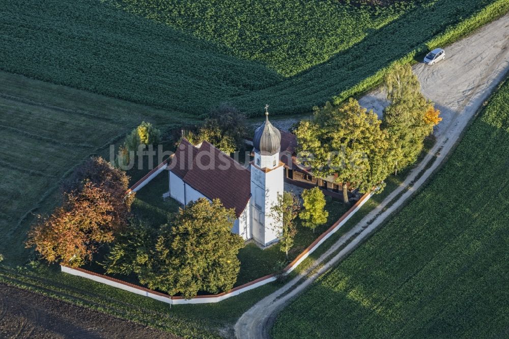 Luftbild Essenbach - Herbstlaubvegetation an der Kirche St. Wolfgang in Essenbach im Bundesland Bayern