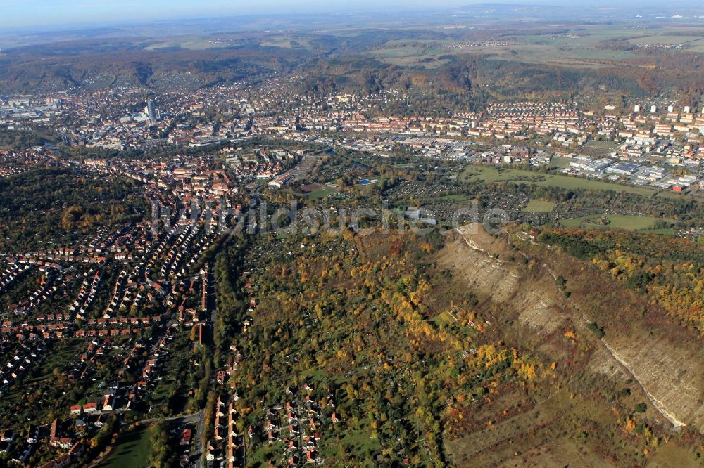 Luftaufnahme Jena - Herbstlich gefärbte Bäume an den Hängen der Kernberge und Blick auf die Stadt Jena in Thüringen