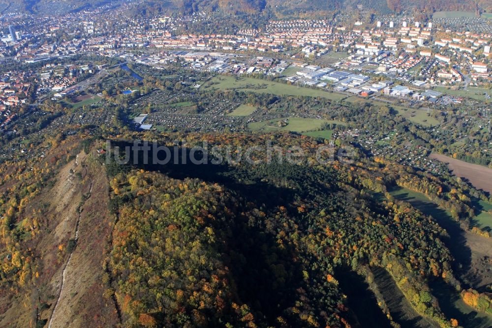 Jena aus der Vogelperspektive: Herbstlich gefärbte Bäume an den Hängen der Kernberge und Blick auf die Stadt Jena in Thüringen