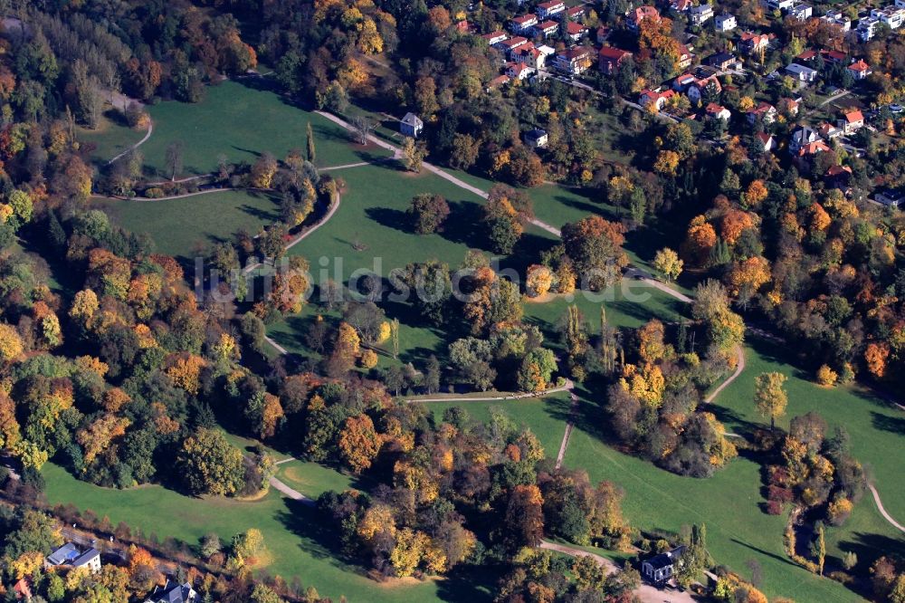 Luftbild Weimar - Herbstlich gefärbte Bäume im Park an der Ilm in Weimar in Thüringen