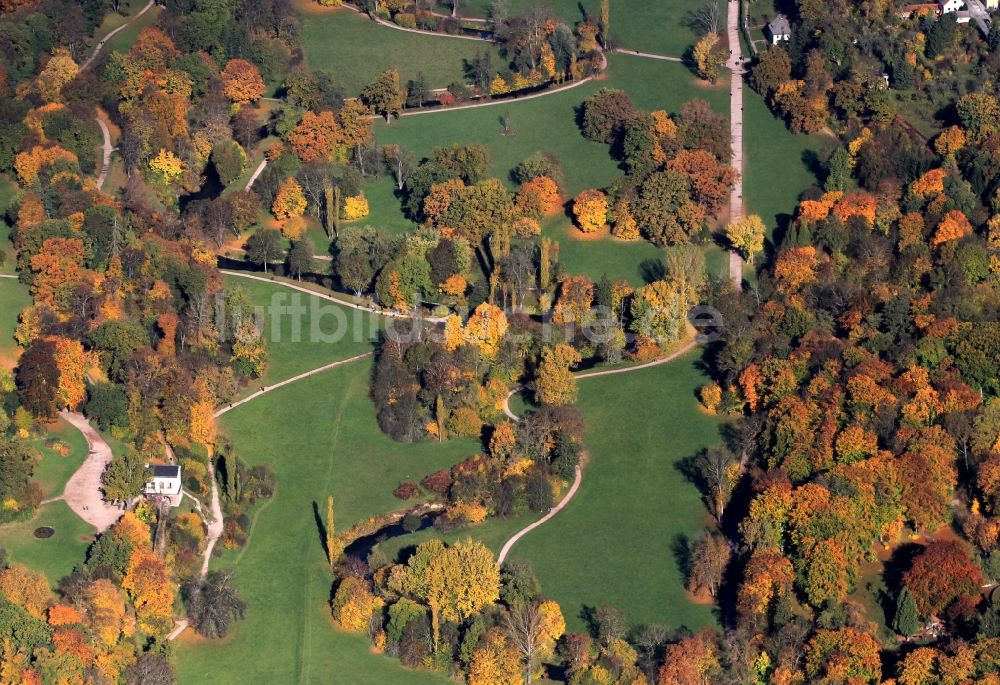 Luftaufnahme Weimar - Herbstlich gefärbte Bäume im Park an der Ilm in Weimar in Thüringen