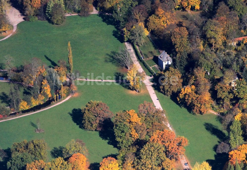 Weimar von oben - Herbstlich gefärbte Bäume im Park an der Ilm in Weimar in Thüringen