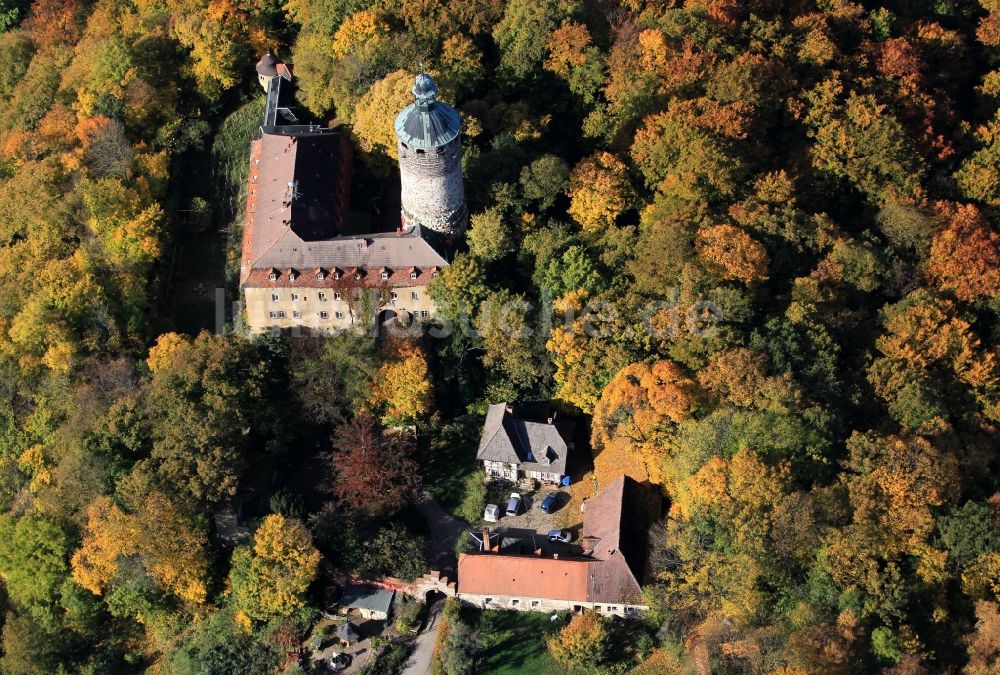 Luftaufnahme Tonndorf - Herbstlich gefärbte Bäume um das Schloss Tonndorf bei Tonndorf in Thüringen