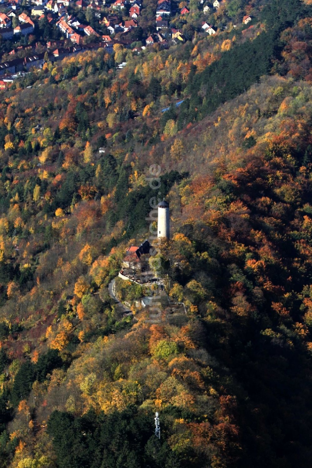 Jena von oben - Herbstlich gefärbter Wald um das Ausflugsziel Fuchsturm auf dem Kernberg bei Jena in Thüringen