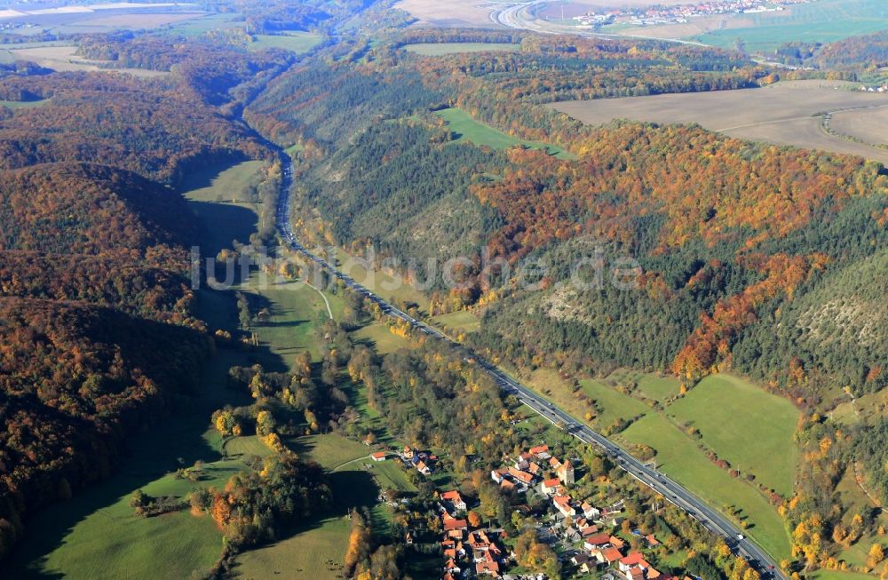 Jena aus der Vogelperspektive: Herbstlich gefärbter Wald bei Jena im Leutratal an Autobahn A4 in Thüringen