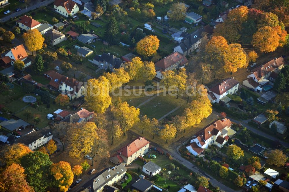 Luftaufnahme Hennigsdorf - Herbstlich gold gelb gefärbte Baumreihen in der Heimstättensiedlung in Hennigsdorf im Bundesland Brandenburg