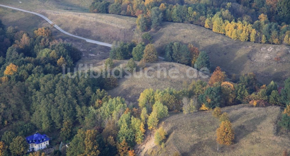 Stolpe von oben - Herbstliche buntgefärbte Heide und Hügel Landschaft in Stolpe im Bundesland Brandenburg