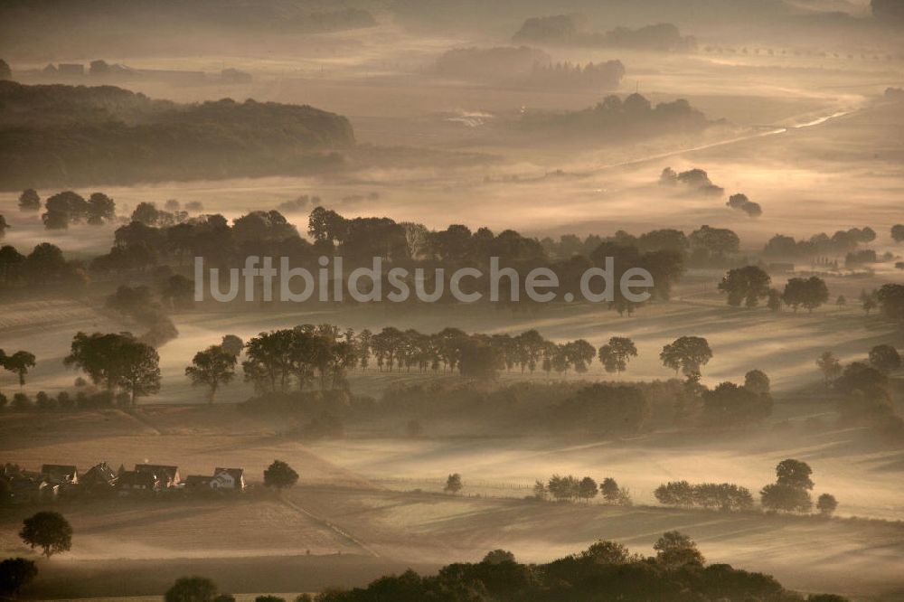 Gelsenkirchen aus der Vogelperspektive: Herbstliche Landschaft bei Sonnenaufgang im Morgennebel